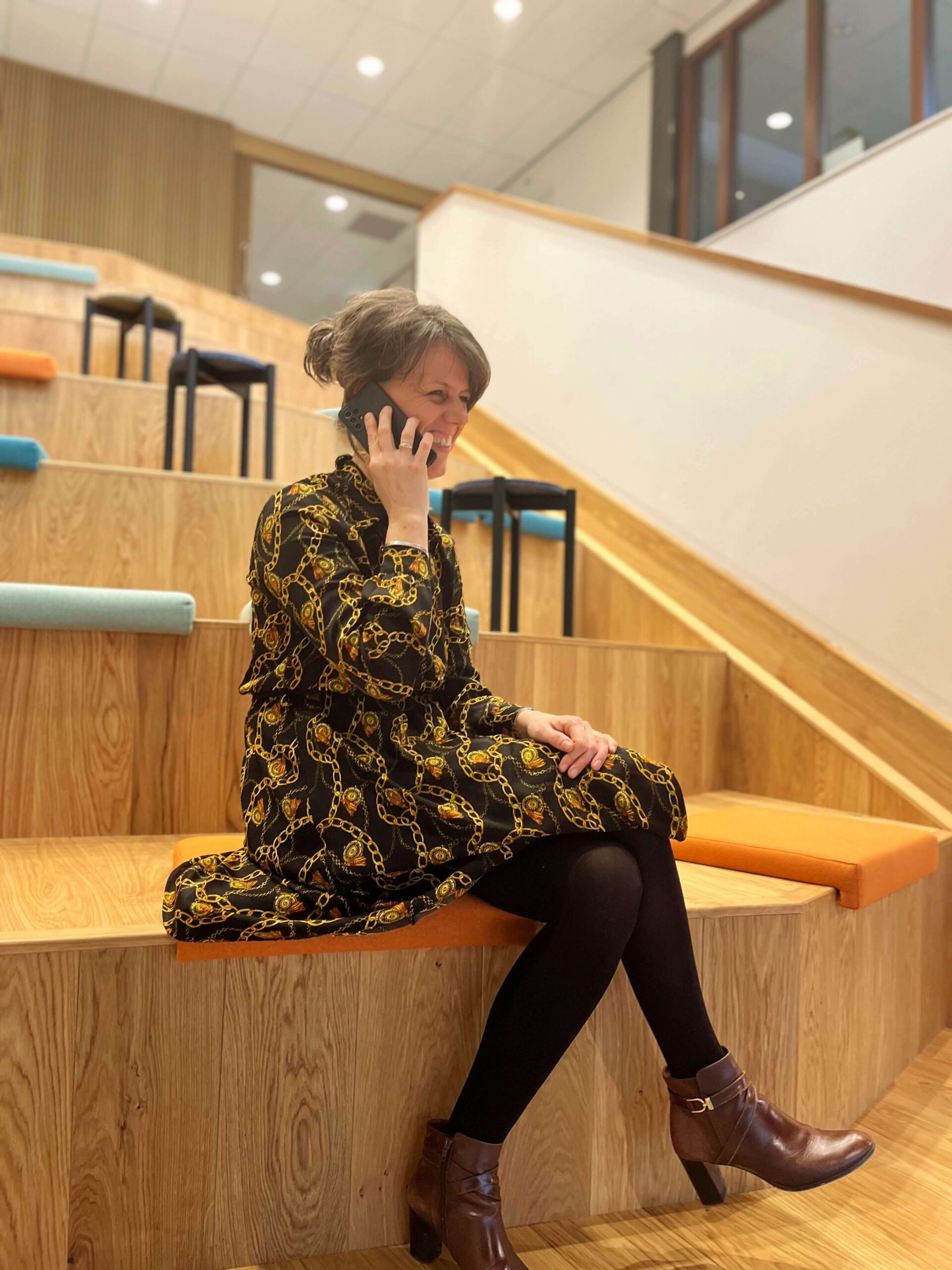 Anita al bellend op de trap